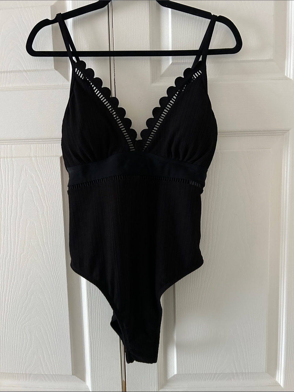 Cupshe Black Scalloped V-Neck One-Piece Swimwear